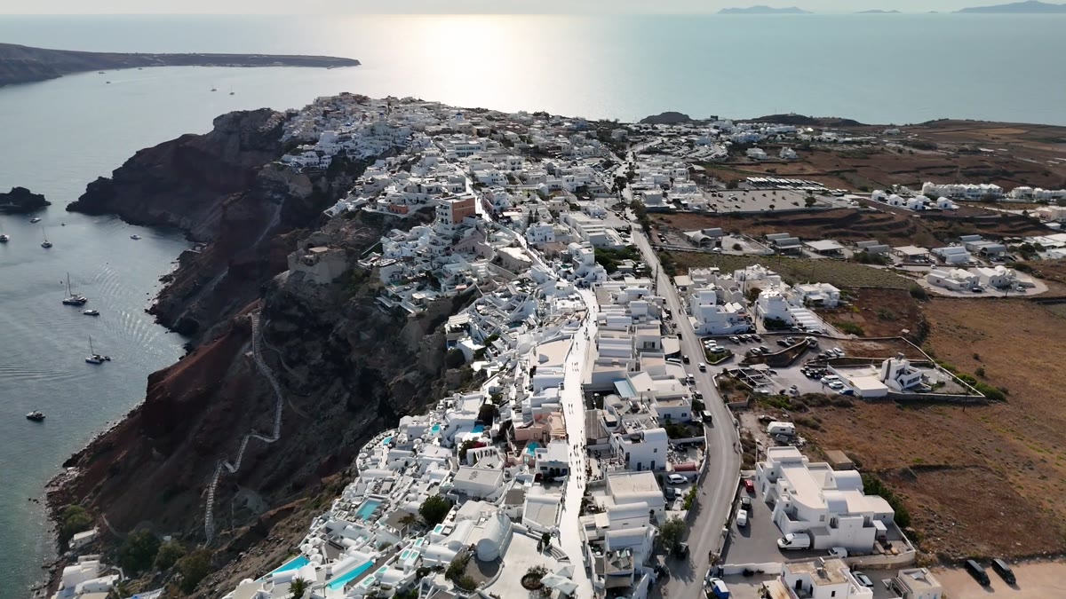 Oia e suas casas brancas na falésia de Santorini