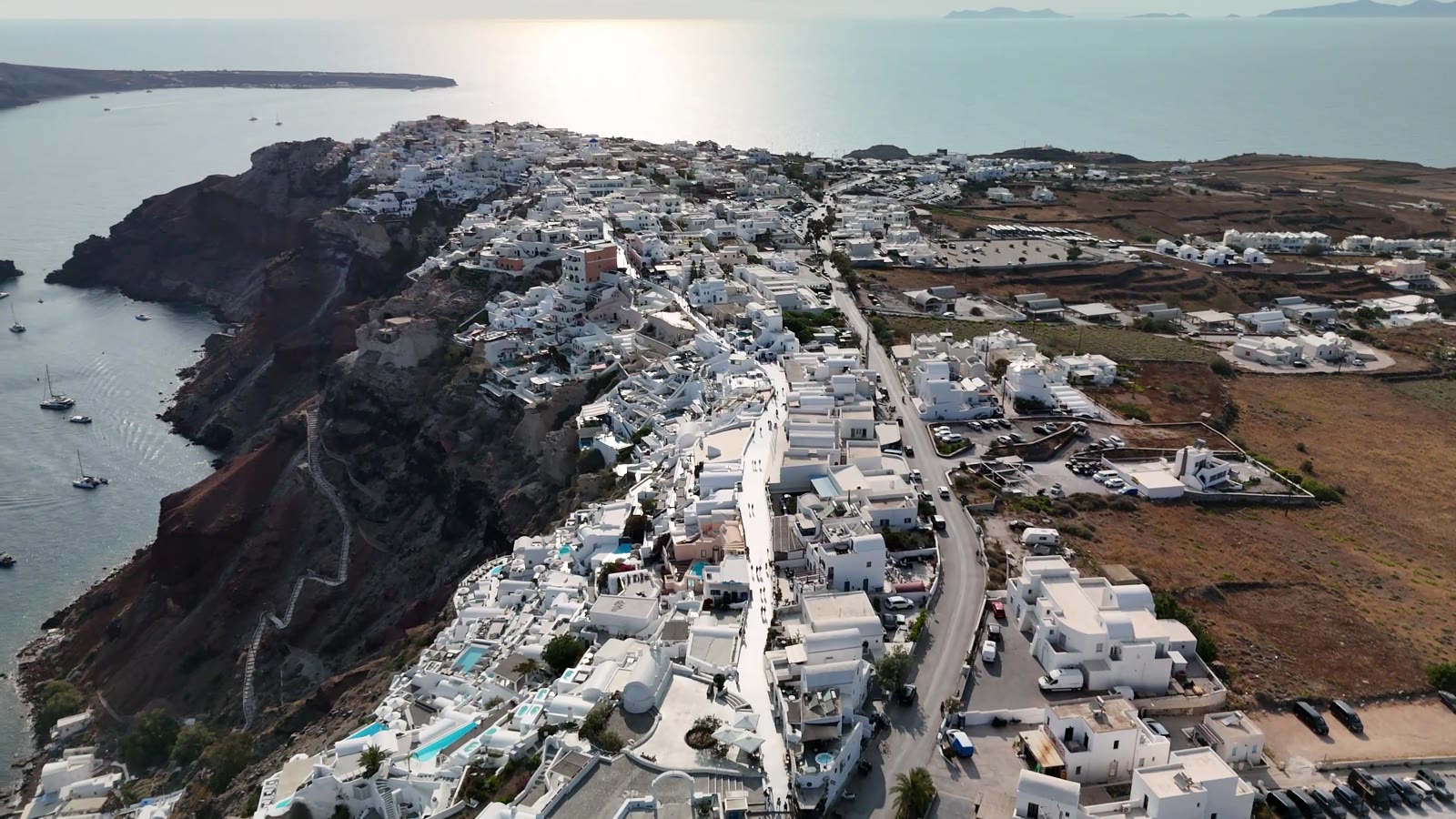 Santorini, casas brancas sobre as falésias e o mar Egeu