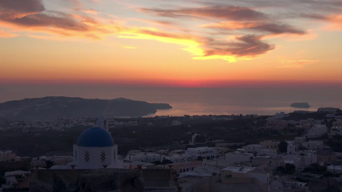 Pôr do sol sobre o mar e uma cúpula azul de Santorini
